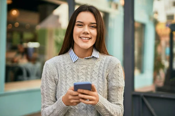 Jovem Hispânico Turista Menina Sorrindo Feliz Usando Telefone Parque — Fotografia de Stock