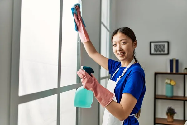 Young Chinese Housewife Cleaning Window Using Diffuser Rag Home — Stock Photo, Image