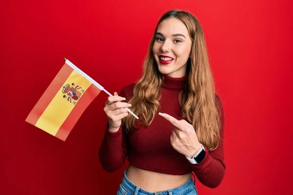 Νεαρή Ξανθιά Γυναίκα Κρατώντας Την Ισπανική Σημαία Χαμογελώντας Χαρούμενη Δείχνοντας — Φωτογραφία Αρχείου