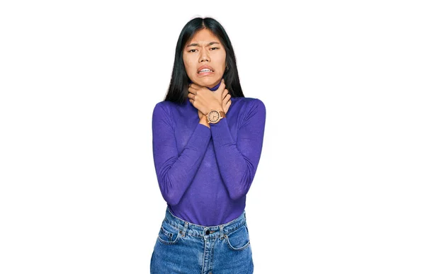 Krásná Mladá Asiatka Neformálním Oblečení Křičící Udusit Protože Bolestivé Škrcení — Stock fotografie