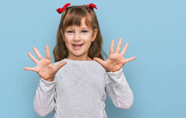 Klein Blank Meisje Kind Het Dragen Van Casual Kleding Tonen — Stockfoto