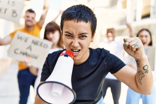 Ομάδα Νεαρών Ακτιβιστών Διαδηλώνουν Κρατώντας Πανό Και Χρησιμοποιώντας Μεγάφωνο Στην — Φωτογραφία Αρχείου