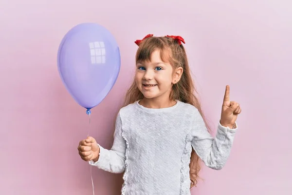 Klein Blank Meisje Kind Met Paarse Ballon Glimlachend Met Een — Stockfoto