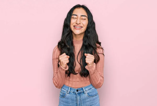 Menina Adolescente Hispânica Com Aparelho Dentário Vestindo Roupas Casuais Animado — Fotografia de Stock