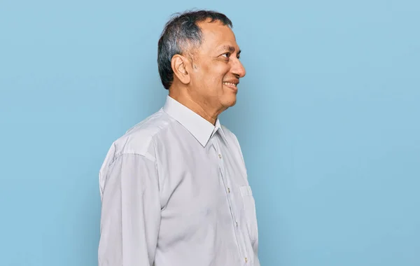 Hombre Indio Mediana Edad Con Camisa Blanca Casual Mirando Costado — Foto de Stock