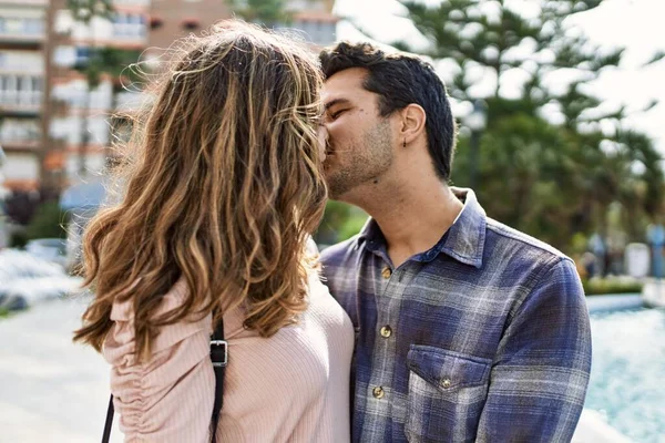 Casal Hispânico Jovem Abraçando Amor Cidade Namorada Namorado Juntos Amor — Fotografia de Stock