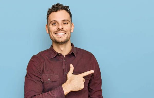 Junger Hispanischer Mann Lässiger Kleidung Fröhlich Mit Einem Lächeln Gesicht — Stockfoto