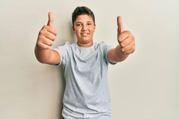 Adolescente Hispano Vistiendo Camiseta Gris Casual Aprobando Hacer Gesto Positivo —  Fotos de Stock