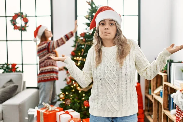 Bella Coppia Casa Piedi Accanto All Albero Natale Espressione Indiscreta — Foto Stock