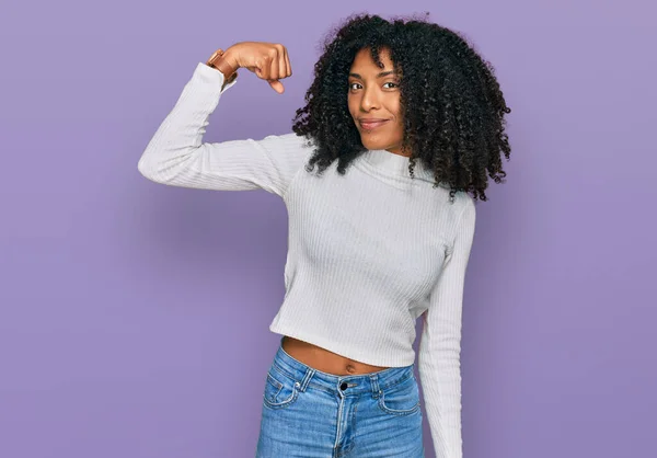 Jovem Menina Afro Americana Vestindo Roupas Casuais Pessoa Forte Mostrando — Fotografia de Stock