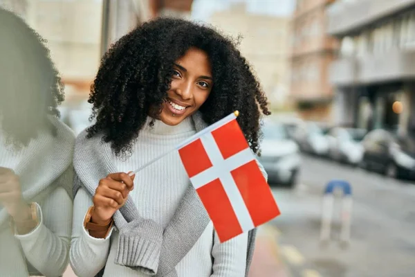 Młoda Afroamerykanka Uśmiecha Się Szczęśliwa Trzymając Flagę Danii Mieście — Zdjęcie stockowe