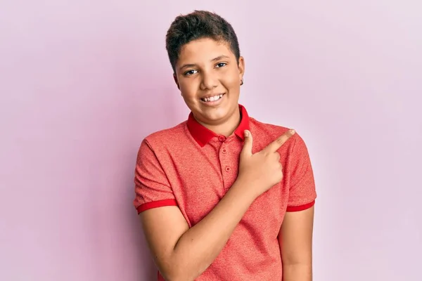 Teenager Hispanischer Junge Lässiger Kleidung Lächelt Fröhlich Und Zeigt Mit — Stockfoto