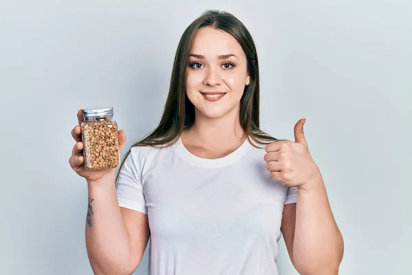 Menina Hispânica Jovem Segurando Tigela Lentilhas Sorrindo Feliz Positivo Polegar — Fotografia de Stock