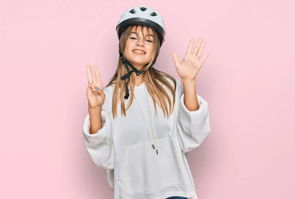 Подростковая Белая Девушка Велосипедном Шлеме Показывает Показывает Пальцами Номер Восемь — стоковое фото