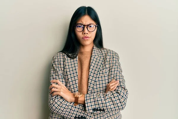 Ung Kinesisk Kvinna Bär Business Style Och Glasögon Skeptisk Och — Stockfoto