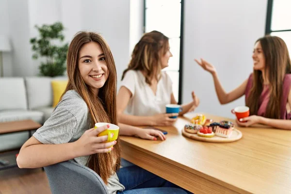 Três Jovens Amigos Mulher Sorrindo Feliz Tomando Café Manhã Sentado — Fotografia de Stock