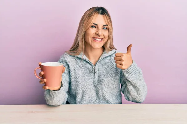 Jeune Femme Caucasienne Boire Une Tasse Café Assis Sur Table — Photo