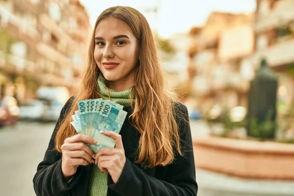 Joven Chica Rubia Sonriendo Feliz Pie Sosteniendo Billetes Reales Brasileños — Foto de Stock