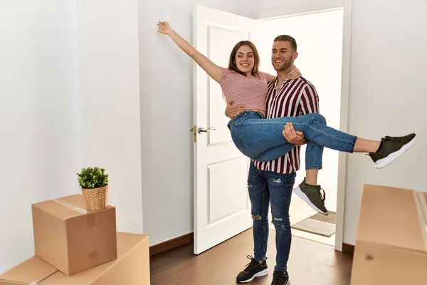 Jonge Kaukasische Man Houden Vrouw Armen Gettin Nieuwe Home Deur — Stockfoto