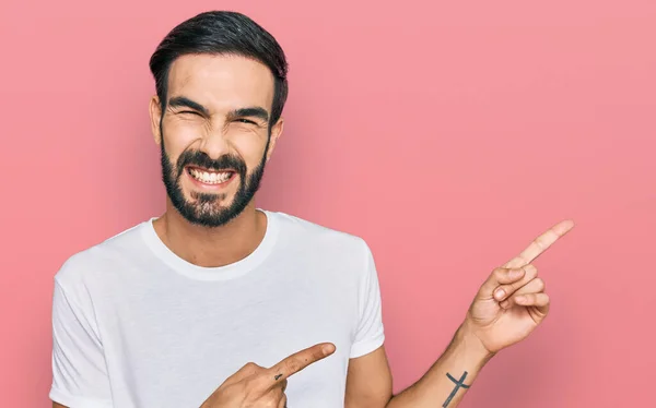 Jonge Spaanse Man Met Casual Wit Shirt Lachend Kijkend Naar — Stockfoto