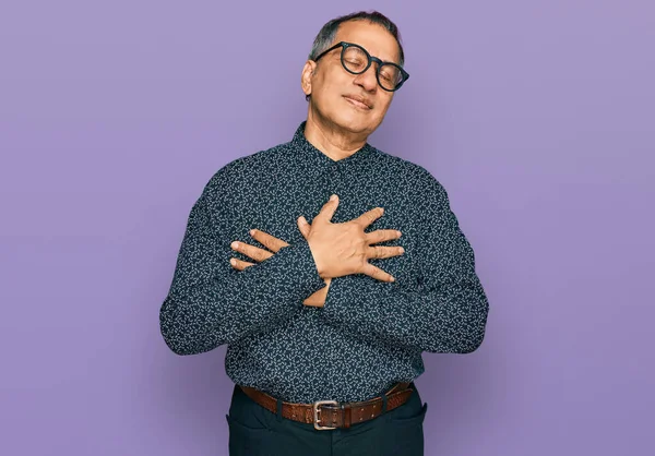 Hombre Indio Mediana Edad Vistiendo Ropa Casual Gafas Sonriendo Con —  Fotos de Stock