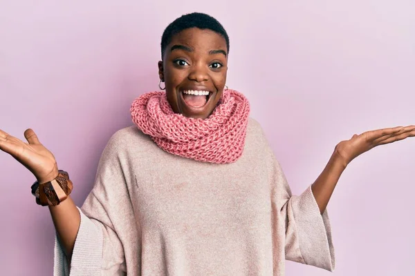 Jonge Afrikaanse Amerikaanse Vrouw Dragen Winter Sjaal Vieren Overwinning Met — Stockfoto