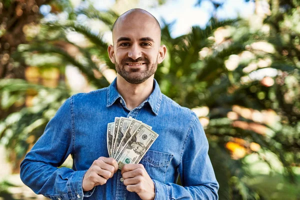 Parkta Dolarlar Tutarken Mutlu Gülümseyen Spanyol Genç Adam — Stok fotoğraf