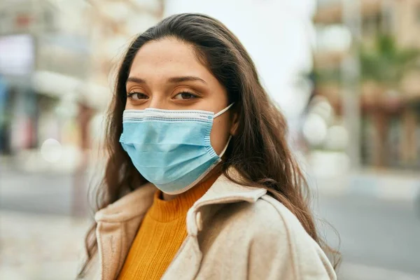 Νεαρή Γυναίκα Της Μέσης Ανατολής Που Φοράει Ιατρική Μάσκα Και — Φωτογραφία Αρχείου