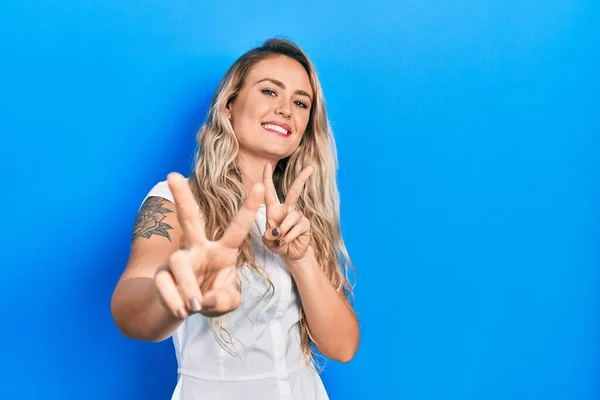 Mulher Loira Jovem Bonita Vestindo Camisa Branca Casual Sorrindo Olhando — Fotografia de Stock