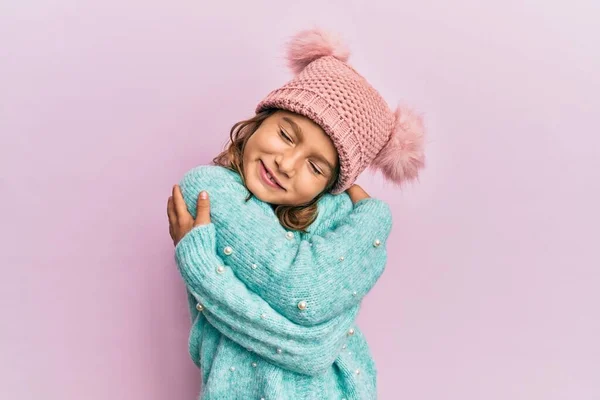 Kleines Schönes Mädchen Mit Wollpullover Und Süßem Winterhut Das Sich — Stockfoto
