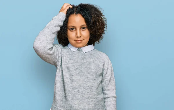Ung Liten Flicka Med Afro Hår Bär Casual Kläder Förvirra — Stockfoto