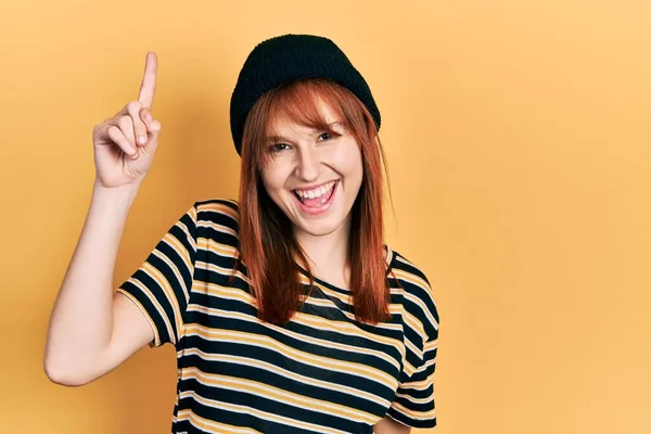 Pelirroja Joven Con Gorra Lana Apuntando Con Dedo Hacia Arriba —  Fotos de Stock