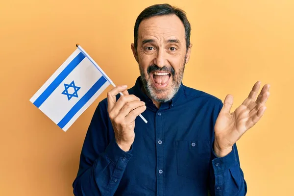 Homme Hispanique Moyen Âge Tenant Drapeau Israélien Célébrant Réalisation Avec — Photo