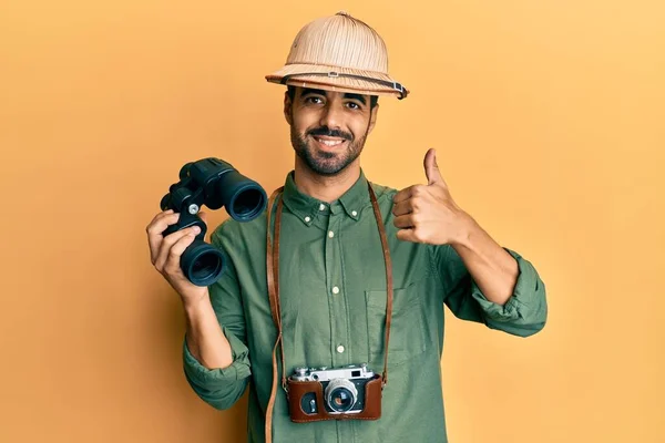 Kaşif Şapkası Takan Genç Spanyol Adam Mutlu Pozitif Gülümseyen Dürbünle — Stok fotoğraf