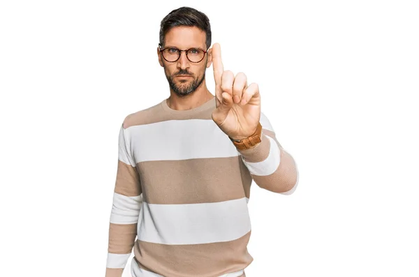 Hombre Guapo Con Barba Vistiendo Ropa Casual Gafas Apuntando Con —  Fotos de Stock