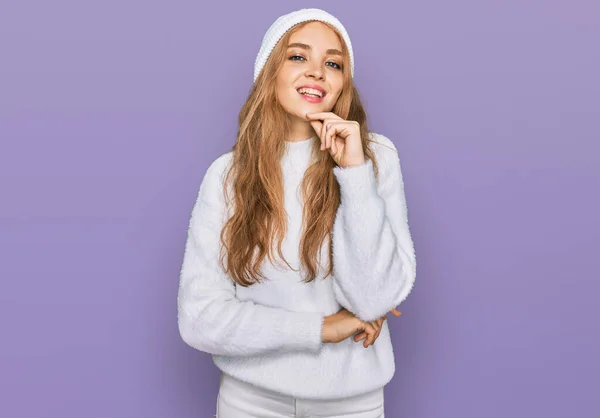 Young Caucasian Girl Wearing Wool Sweater Winter Cap Looking Confident — 스톡 사진