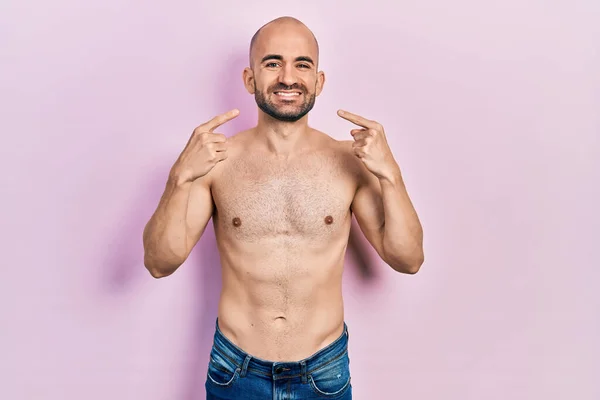 Joven Calvo Pie Sin Camisa Sonriendo Alegre Mostrando Señalando Con — Foto de Stock