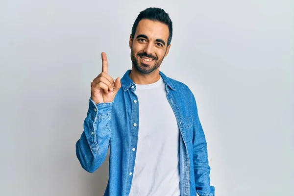 Joven Hombre Hispano Usando Ropa Casual Sonriendo Con Una Idea —  Fotos de Stock