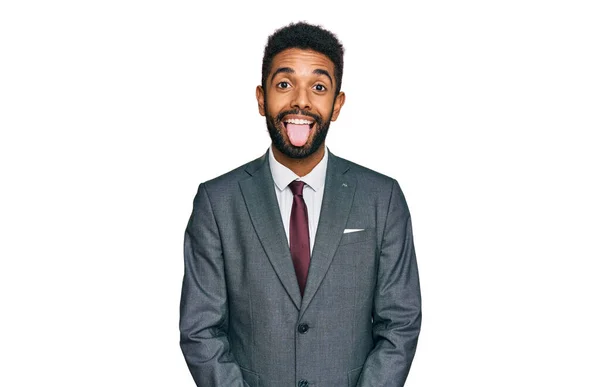 若いアフリカ系アメリカ人の男性がビジネス服を着て面白い表情で幸せ舌を突き出している 感情の概念 — ストック写真