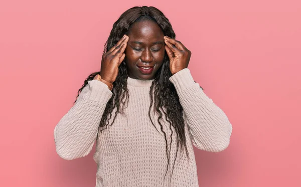 Jonge Afrikaanse Vrouw Draagt Wollen Wintertrui Met Hand Het Hoofd — Stockfoto