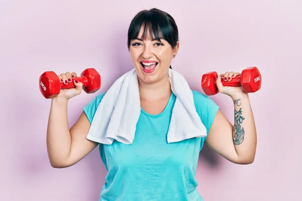 Joven Mujer Hispana Usando Ropa Deportiva Usando Pesas Sonriendo Riendo —  Fotos de Stock