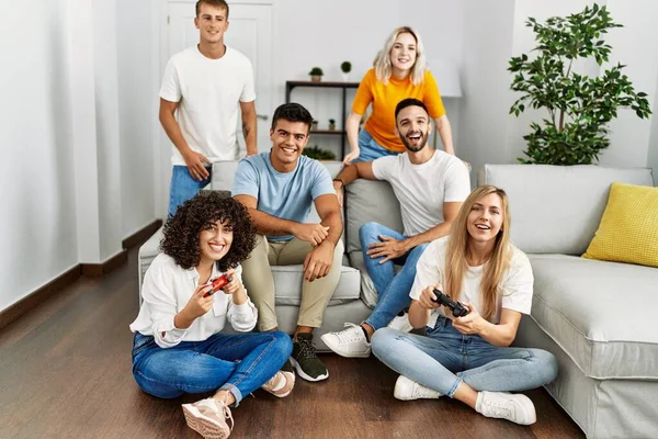 Gruppe Junger Freunde Lächelt Glücklich Beim Videospiel Hause — Stockfoto