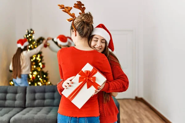 Grupo Jovens Reunião Natal Mulher Menina Surpreendente Com Presente Abraço — Fotografia de Stock