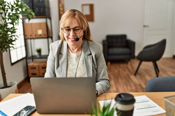 Middelbare Leeftijd Call Center Agent Werkzaam Kantoor — Stockfoto