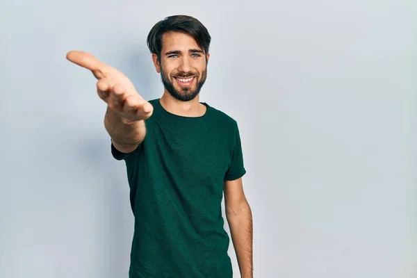 Jonge Spaanse Man Draagt Casual Witte Tshirt Glimlachend Vriendelijk Aanbieden — Stockfoto