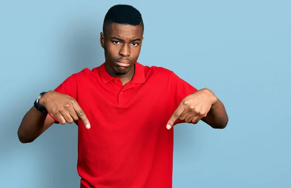 Joven Hombre Afroamericano Vistiendo Camiseta Roja Casual Apuntando Hacia Abajo — Foto de Stock