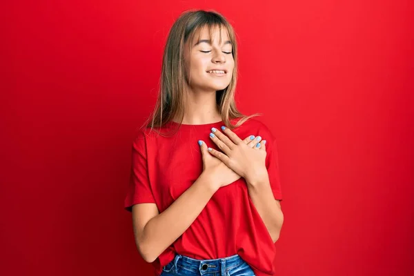 Adolescente Caucasiano Menina Vestindo Casual Camiseta Vermelha Sorrindo Com Mãos — Fotografia de Stock