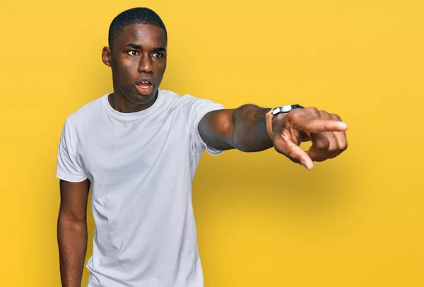 Joven Hombre Afroamericano Vistiendo Camiseta Blanca Casual Señalando Con Dedo — Foto de Stock