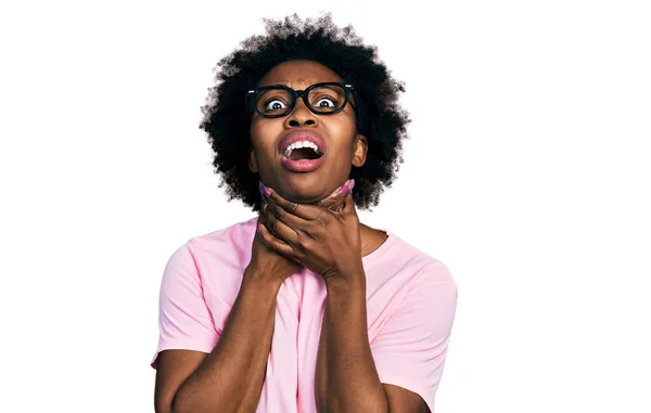 Mulher Afro Americana Com Cabelo Afro Vestindo Roupas Casuais Óculos — Fotografia de Stock