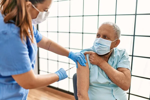 Homme Âgé Avec Sécurité Mas Faire Vacciner Avec Vaccin Covid — Photo